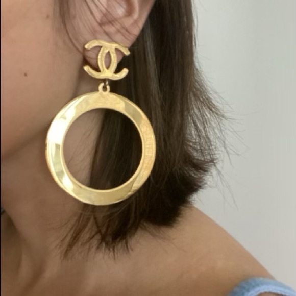 CHANEL CC Logos Shaking Hoop Motif Earrings Clip-On Gold-Tone Authentic 81230 - Picture 4 of 4